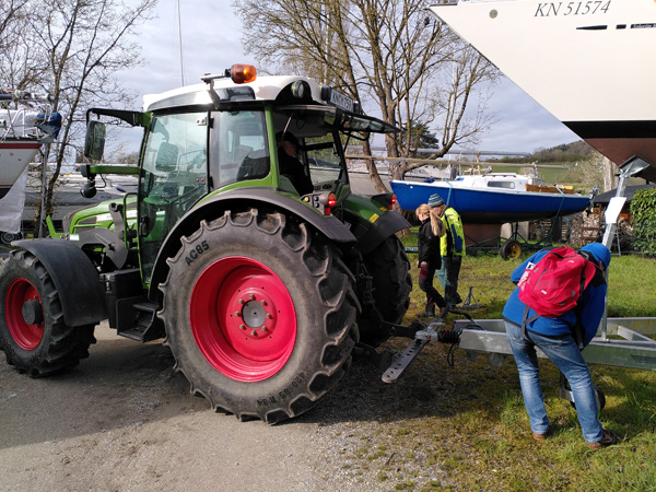 Ein Traktor hat die Boote auf dem Winterlagerplatz in Wallhausen rangiert.