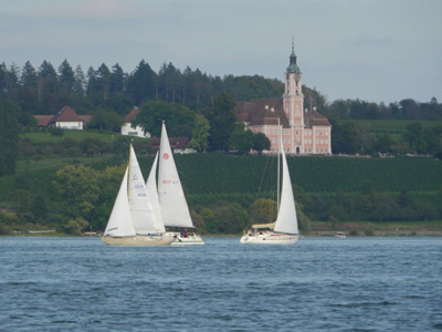 Segelboote vom YCDe kreuzen auf dem Überlingersee vor der Birnau